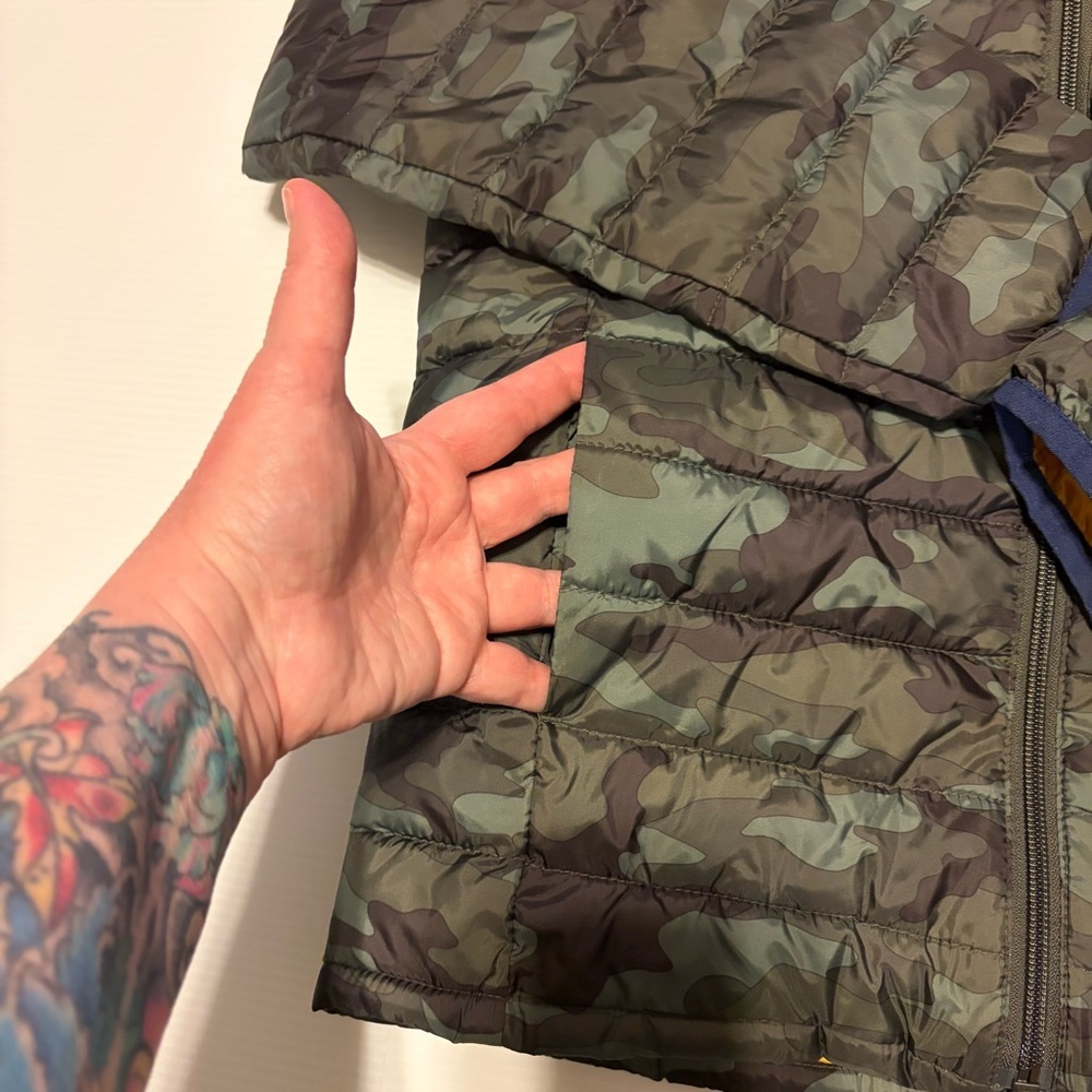 GAP Kids Camo Lightweight Puffer Jacket Hooded | Size L | PrimaLoft - Picture 3 of 4